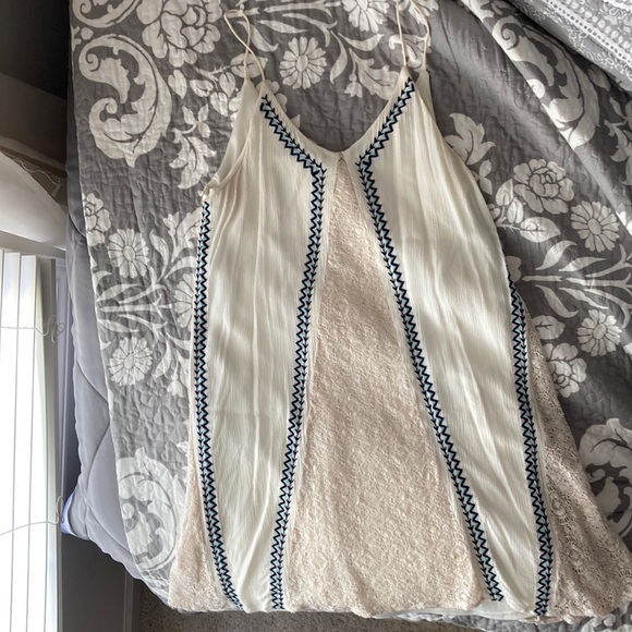 Flowy lace detailed dress - Picture 2 of 6